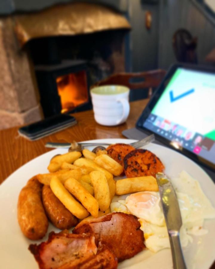 The Coach And Horses Inn 쳅스토 외부 사진
