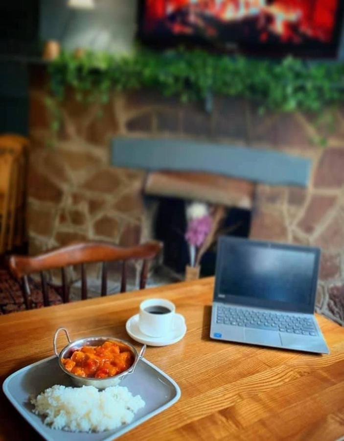The Coach And Horses Inn 쳅스토 외부 사진