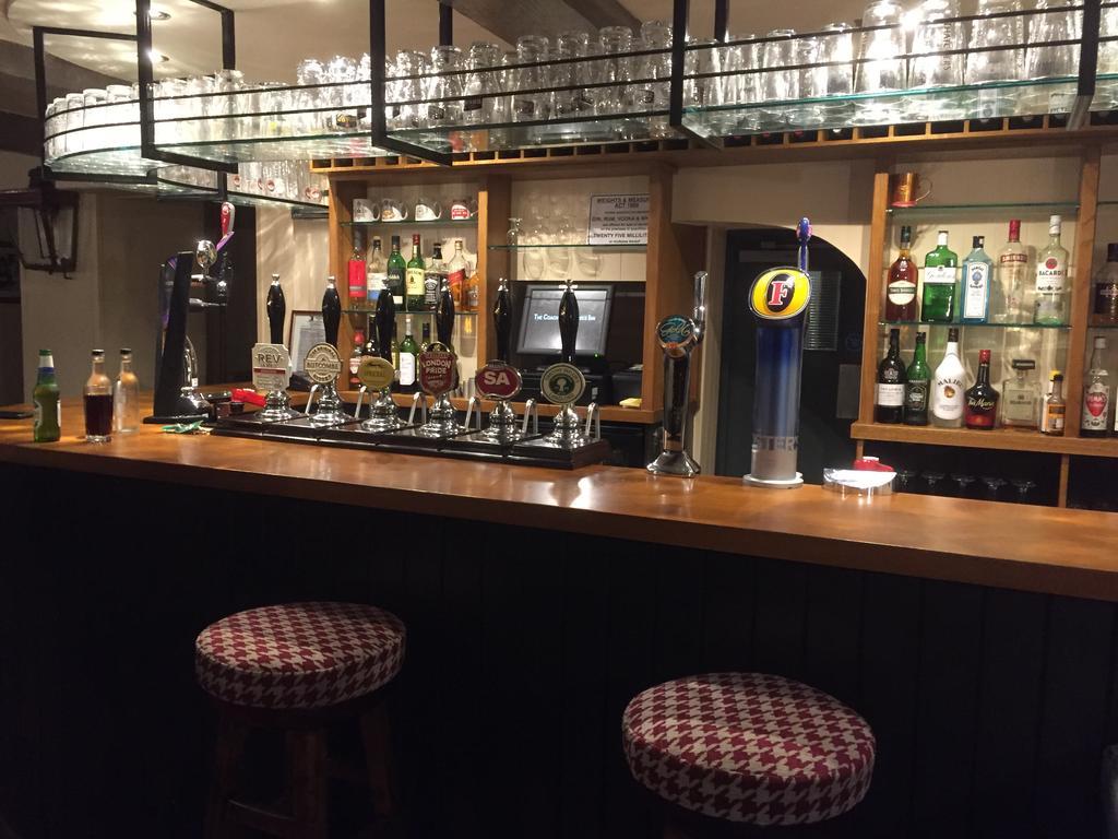 The Coach And Horses Inn 쳅스토 외부 사진
