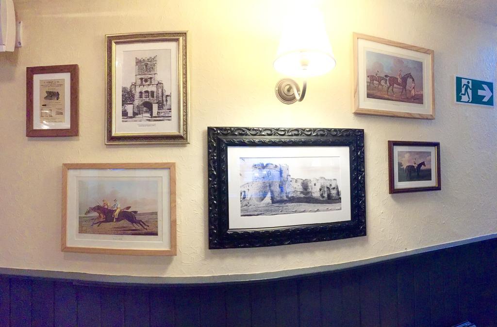 The Coach And Horses Inn 쳅스토 외부 사진