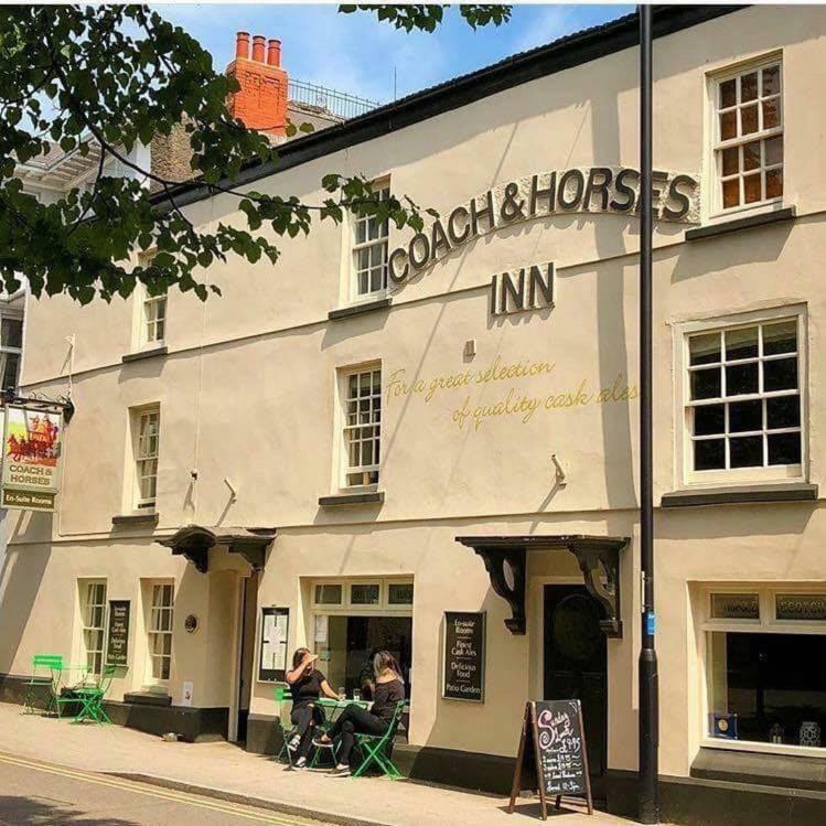 The Coach And Horses Inn 쳅스토 외부 사진