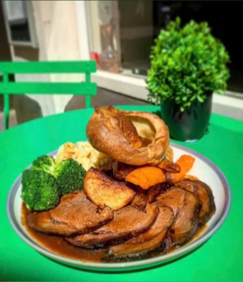 The Coach And Horses Inn 쳅스토 외부 사진