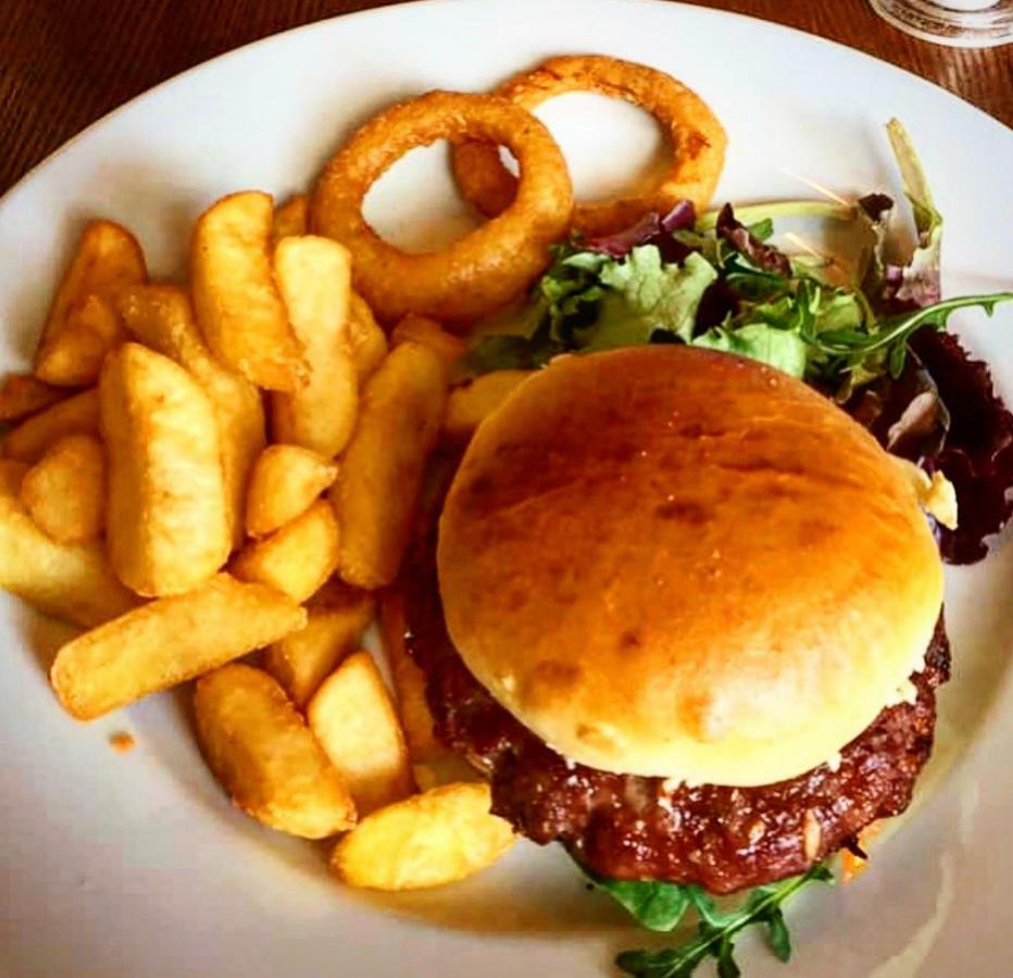 The Coach And Horses Inn 쳅스토 외부 사진